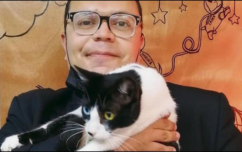 Moisés Catedral trabaja en el rescate de gatos. ESPECIAL