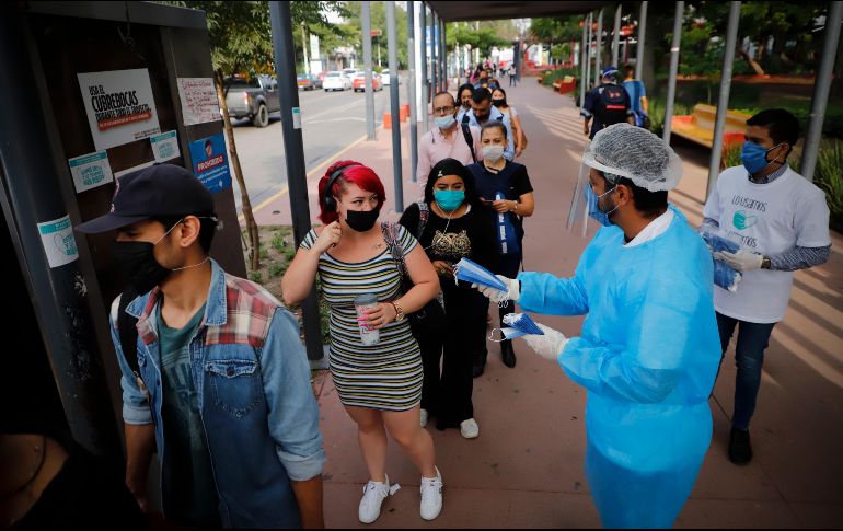 Entrega de cubrebocas ayer en el parque Revolución. EL INFORMADOR/F. Atilano