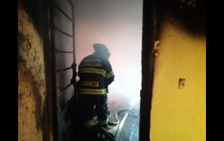 El incendio afecta la sala, el comedor y el patio de la vivienda. ESPECIAL