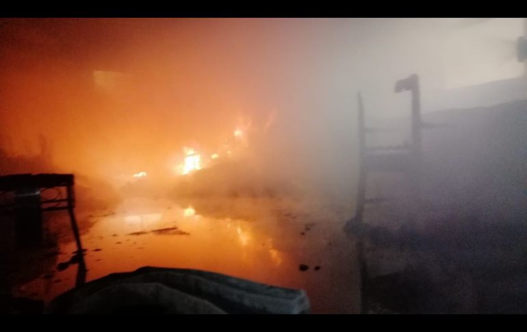 Para controlar el incendio participaron ocho integrantes de la Protección Civil con ayuda de una motobomba y una pipa. ESPECIAL