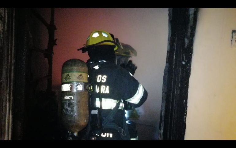 Para controlar el incendio participaron ocho integrantes de la Protección Civil con ayuda de una motobomba y una pipa. ESPECIAL