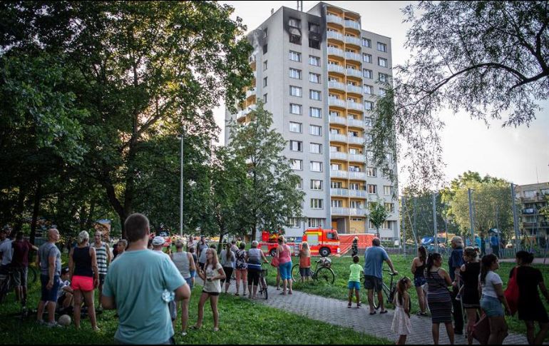 Seis personas murieron en un departamento del edificio, mientras que otras cinco fallecieron tras saltar al vacío. EFE/L. Kabon