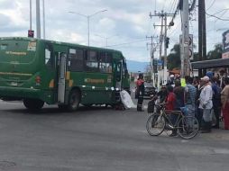 Un minibús de la ruta 24-A, número económico U-011, se vio involucrado en el percance. ESPECIAL