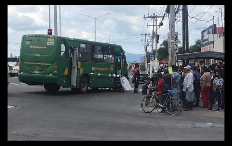 Un minibús de la ruta 24-A, número económico U-011, se vio involucrado en el percance. ESPECIAL