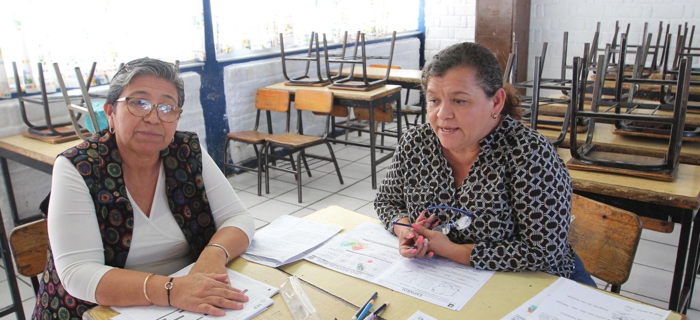 Al menos mil 015 docentes, directores, supervisores y jefes de sector en la Entidad deberán extremar precauciones, ya que son mayores de 65 años. ARCHIVO