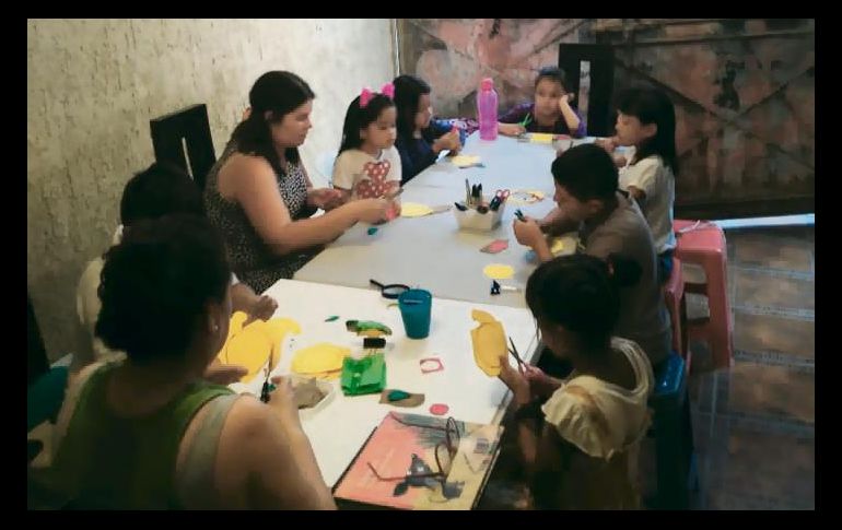 EN PAUSA. Las reuniones que hacían en la cochera de su casa se suspendieron, esto ha complicado su labor. CORTESÍA