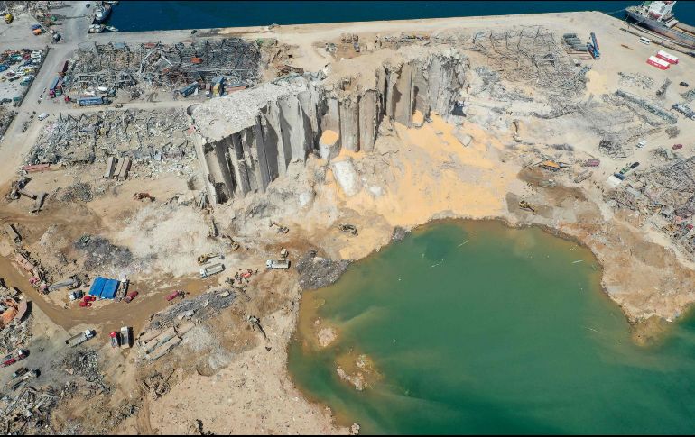 Vista aérea de este domingo del puerto de Beirut, en la zona donde quedó un cráter y restos de un silo luego de las explosiones. AFP