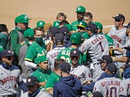 Algunos llevaban máscaras, otros no, y el hecho de que fuera la primera pelea física real de la temporada de la era COVID-19 lo hizo aún más extraño. AP / B. Margot