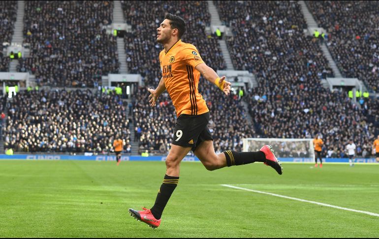 El delantero mexicano es una de las claves del éxito del Wolverhampton. ARCHIVO