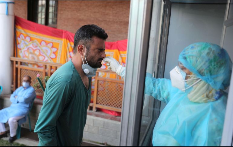 A diferencia de otras enfermedades respiratorias como la influenza que se propagan principalmente en invierno, la pandemia del coronavirus toma fuerza en verano. EFE / F. Khan