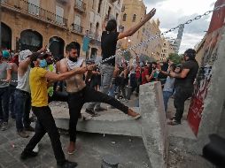 Las protestas contra el gobierno siguen este lunes. Manifestantes intentan irrumpir en las inmediaciones del Parlamento en Beirut. AFP/J. Eid