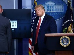 Un agente de seguridad llevó al presidente a una ubicación segura mientras se controlaba la situación. AFP / B. Smialowski