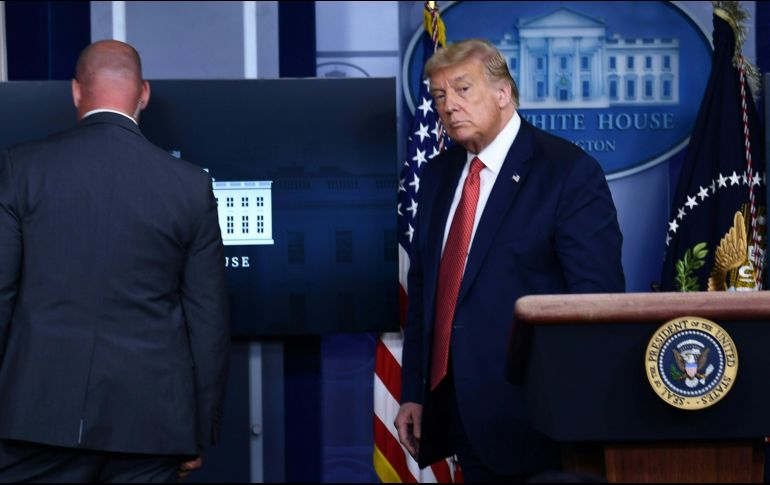 Un agente de seguridad llevó al presidente a una ubicación segura mientras se controlaba la situación. AFP / B. Smialowski