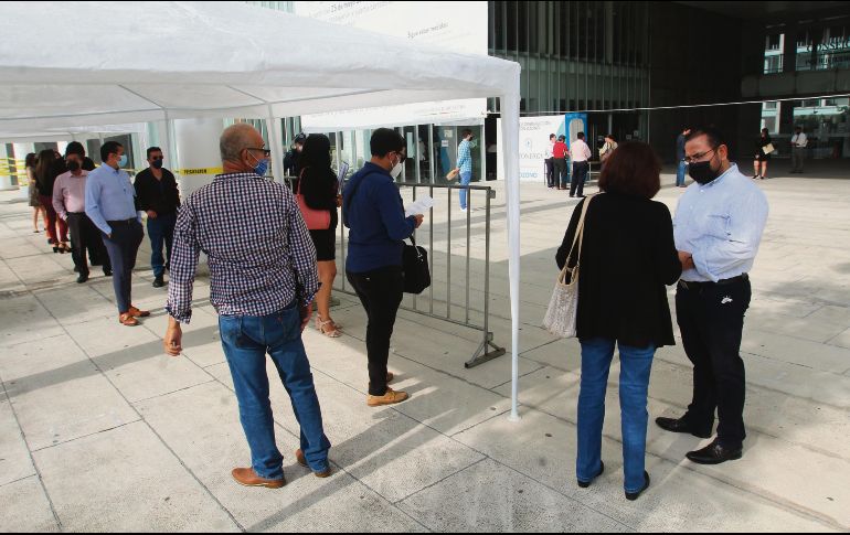 CIUDAD JUDICIAL. Litigantes y ciudadanos acudieron ayer a revisar los estados de sus procesos tras meses de retraso por la emergencia sanitaria. EL INFORMADOR • A. CAMACHO