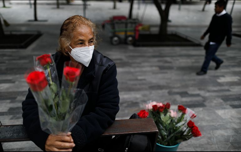 López-Gatell recuerda a los mexicanos que la pandemia no ha terminado, por lo que no deben relajar las medidas de higiene. AP / ARCHIVO