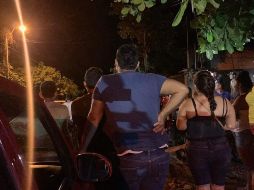 Hombres, mujeres, niños y niñas, al amparo de la noche, recorrieron calles pedregosas y se concentraron alrededor de una alta palmera donde dijeron haber visto al 