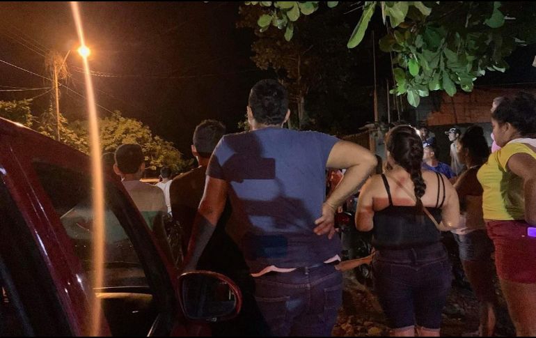 Hombres, mujeres, niños y niñas, al amparo de la noche, recorrieron calles pedregosas y se concentraron alrededor de una alta palmera donde dijeron haber visto al 