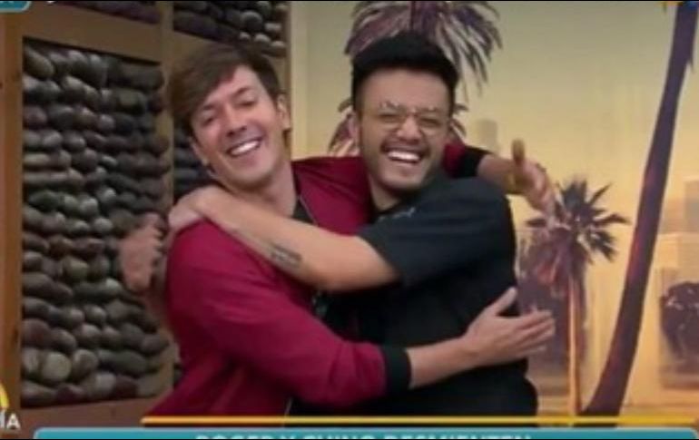 Roger e Ismael agradecieron los buenos deseos de la revista aunque la historia de amor, dicen, es totalmente falsa. TWITTER / @VengaLaAlegria