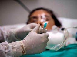 AXA seguros tiene 961 casos de clientes con seguro de gastos médicos mayores que se han contagiado por COVID-19. AFP /ARCHIVO