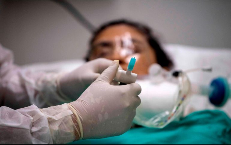 AXA seguros tiene 961 casos de clientes con seguro de gastos médicos mayores que se han contagiado por COVID-19. AFP /ARCHIVO