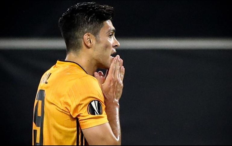 Raúl Jiménez tuvo la oportunidad de adelantar al Wolverhampton, pero erró el cobro desde la pena máxima. EFE/F. Vogel