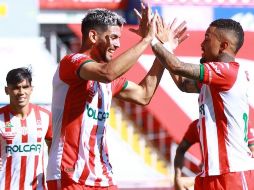 Lucas Passerini festeja con Jhoao Rodríguez su gol, anotado al minuto 40. IMAGO 7/R. Martínez
