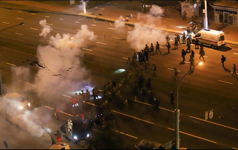 Los manifestantes en Biolorrusia denuncian una fraudulenta reelección el domingo del autoritario presidente Alexandre Lukashenko, en el poder desde hace 26 años. AP /