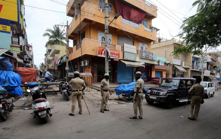 La policía empleó munición real en defensa propia para dispersar a la multitud, tras emplear gas lacrimógeno y porras en un principio. EFE / J. Nv