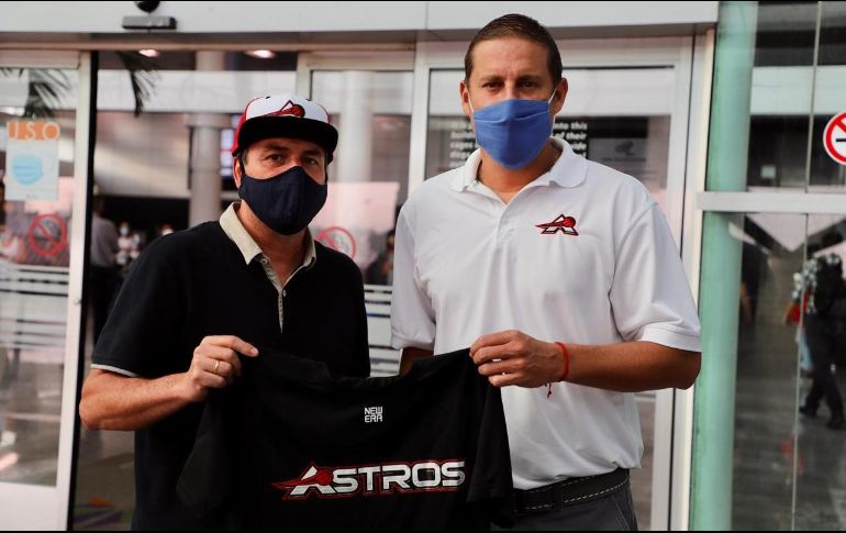 El entrenador (D) hará su debut con la escuadra tapatía el próximo 11 de septiembre cuando Astros visite a los Aguacateros de Michoacán. ESPECIAL / Astros de Jalisco