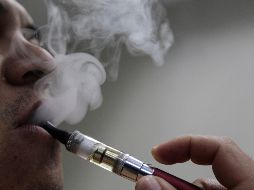 A diferencia de los contagiados asintomáticos, los síntomas de la enfermedad afloraron con 4.7 veces más probabilidades entre quienes usaron cigarrillos electrónicos o fumaron en los 30 días previos al diagnóstico. EL INFORMADOR / ARCHIVO