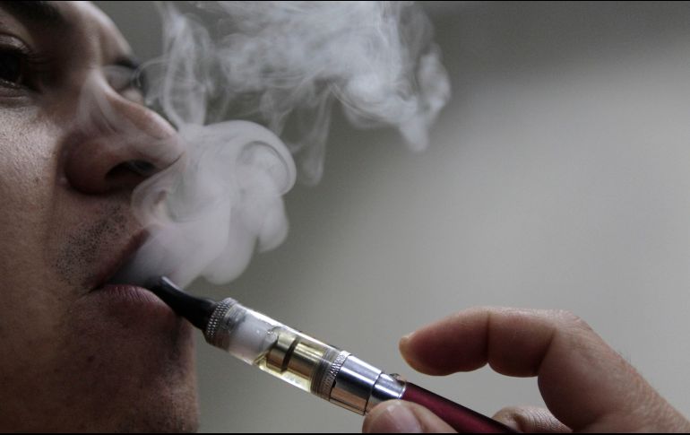 A diferencia de los contagiados asintomáticos, los síntomas de la enfermedad afloraron con 4.7 veces más probabilidades entre quienes usaron cigarrillos electrónicos o fumaron en los 30 días previos al diagnóstico. EL INFORMADOR / ARCHIVO