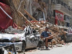 A ocho días de la explosión, escombros continúan en las calles de Beirut, como estos en el barrio de Gemmayzeh. AFP