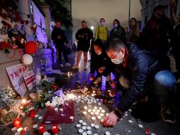 Manifestantes encienden velas en un memorial instalado enfrente de la embajada bielorrusa en Moscú. EFE/Y. Kochetkov
