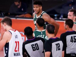 Compañeros de Antetokounmpo (d) intentan calmarlo luego del cabezazo que le dio a Moe Wagner (i). EFE/E. Lesser