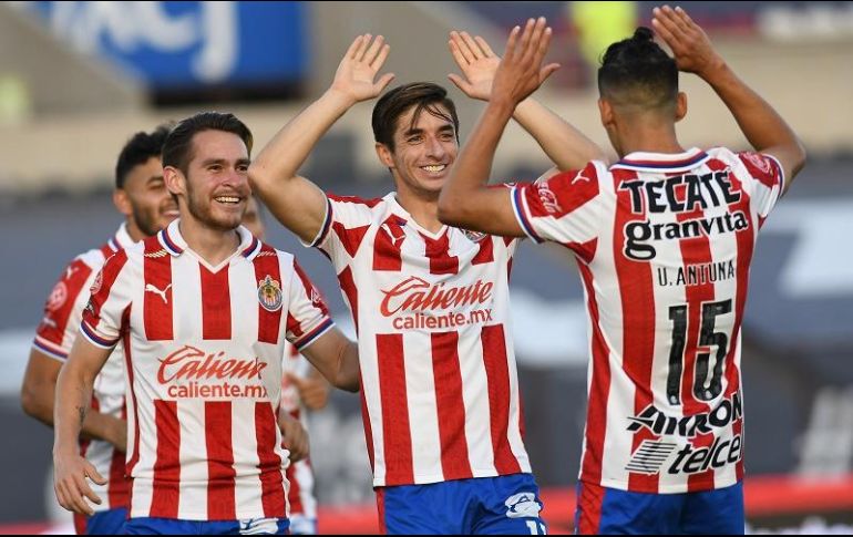 Isaac Brizuela y Uriel Antuna celebran una de las anotaciones. IMAGO 7/J. Zamora