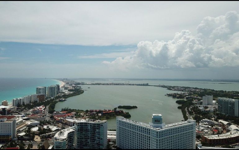 Quintana Roo cuenta con casi 110 mil habitaciones de hotel, cuya ocupación llegó a niveles cercanos a cero entre abril y mayo. EFE/Archivo