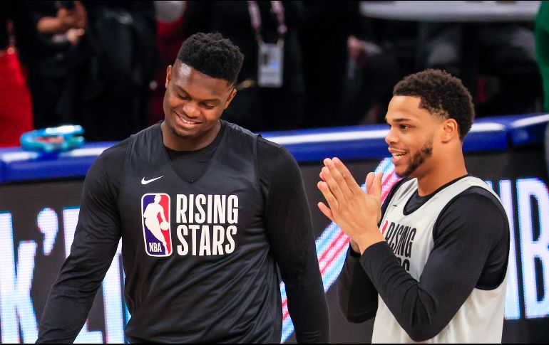 Williamson (IZQ.) se perderá su tercer juego en la burbuja, poniendo fin a una temporada de novatos con altibajos. ARCHIVO