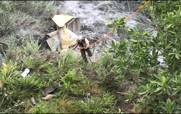 El tráiler cayó a un barranco, a una altura aproximada de 30 metros. ESPECIAL /