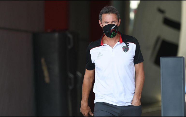 El primer gol del Guadalajara cayó producto de un penal polémico, el cual fue sancionado gracias al VAR, lo cual le ocasionó molestia al timonel fronterizo. IMAGO7