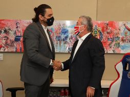 ''Bienvenido Víctor, deseo todo el éxito, que esté lleno de gloria en esta etapa'', dijo Vergara durante la presentación del estratega. TWITTER / @Chivas