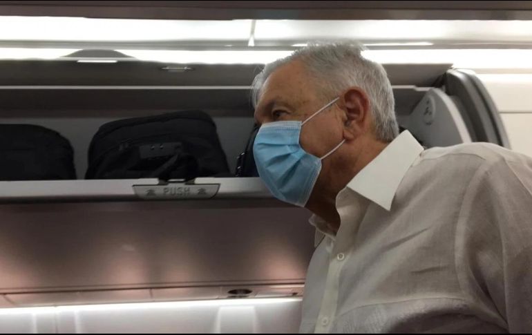 El Mandatario viaja acompañado de su esposa, Beatriz Gutiérrez Müller, de uno de sus hijos y de su equipo de ayudantía. ESPECIAL