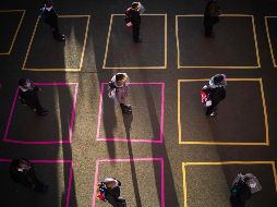 A distancia. Una fila en un patio escolar de Johannesburgo, en el regreso a clases. EFE/M. Ludbrook