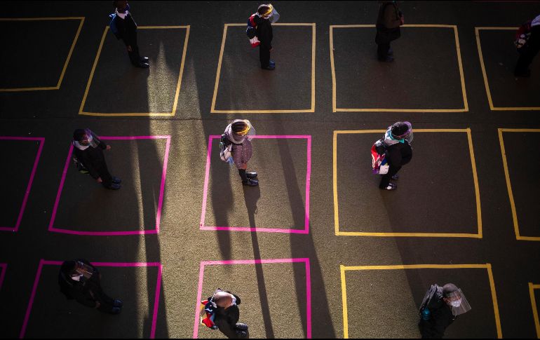 A distancia. Una fila en un patio escolar de Johannesburgo, en el regreso a clases. EFE/M. Ludbrook