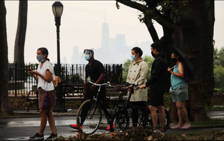 Tanto los museos como otros eventos culturales podrán operar a un 25% de su capacidad, y además tienen que repartir entradas que establezcan la hora de llegada de cada visitante, que deberán llevar mascarilla en todo momento. AFP / Getty Images / S. Platt