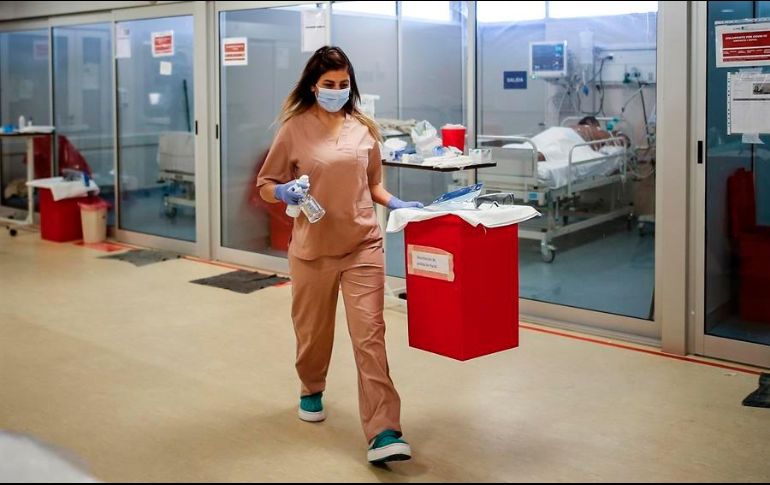 Una enfermera sostiene un recipiente para el traslado de residuos en el Hospital Bicentenario de la provincia de Buenos Aires, Argentina. EFE/J. Roncoroni