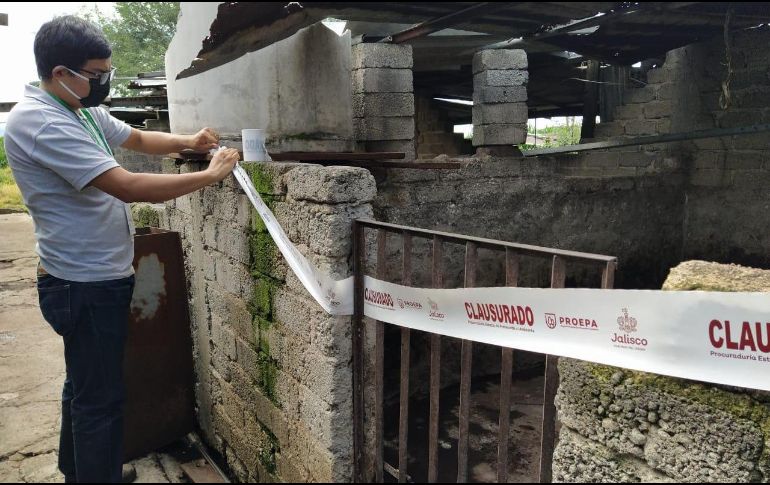 Personal de la Procuraduría coloca cinta delimitadora y sellos como medida de seguridad. ESPECIAL