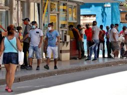 Personas con tapabocas hacen fila para comprar en una cafetería ubicada en La Habana, Cuba. EFE/E. Mastrascusa