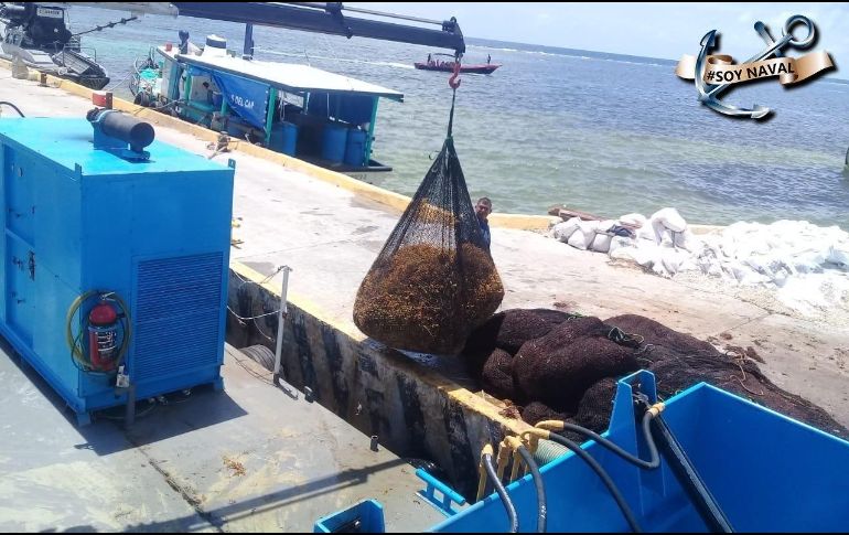 Los trabajos se realizan con el apoyo de 18 embarcaciones, de las cuales ocho son sargaceras y cuatro barredoras. TWITTER/@SEMAR_mx