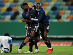 Moussa Dembele (c) y Karl Toko Ekambi (r) festejan una de las anotaciones del partido. EFE/M. Lopes