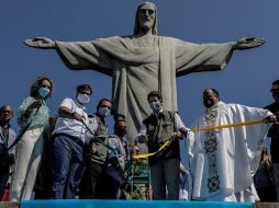 El ministro brasileño de Medio Ambiente, Ricardo Salles (3-d), pronuncia un discurso durante la reapertura al turismo del Cristo del Corcovado. EFE/Antonio Lacerda. EFE/A. Lacerda